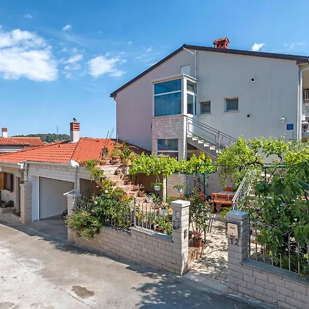 Apartment Oliva Mit Eigener Terrasse Pula